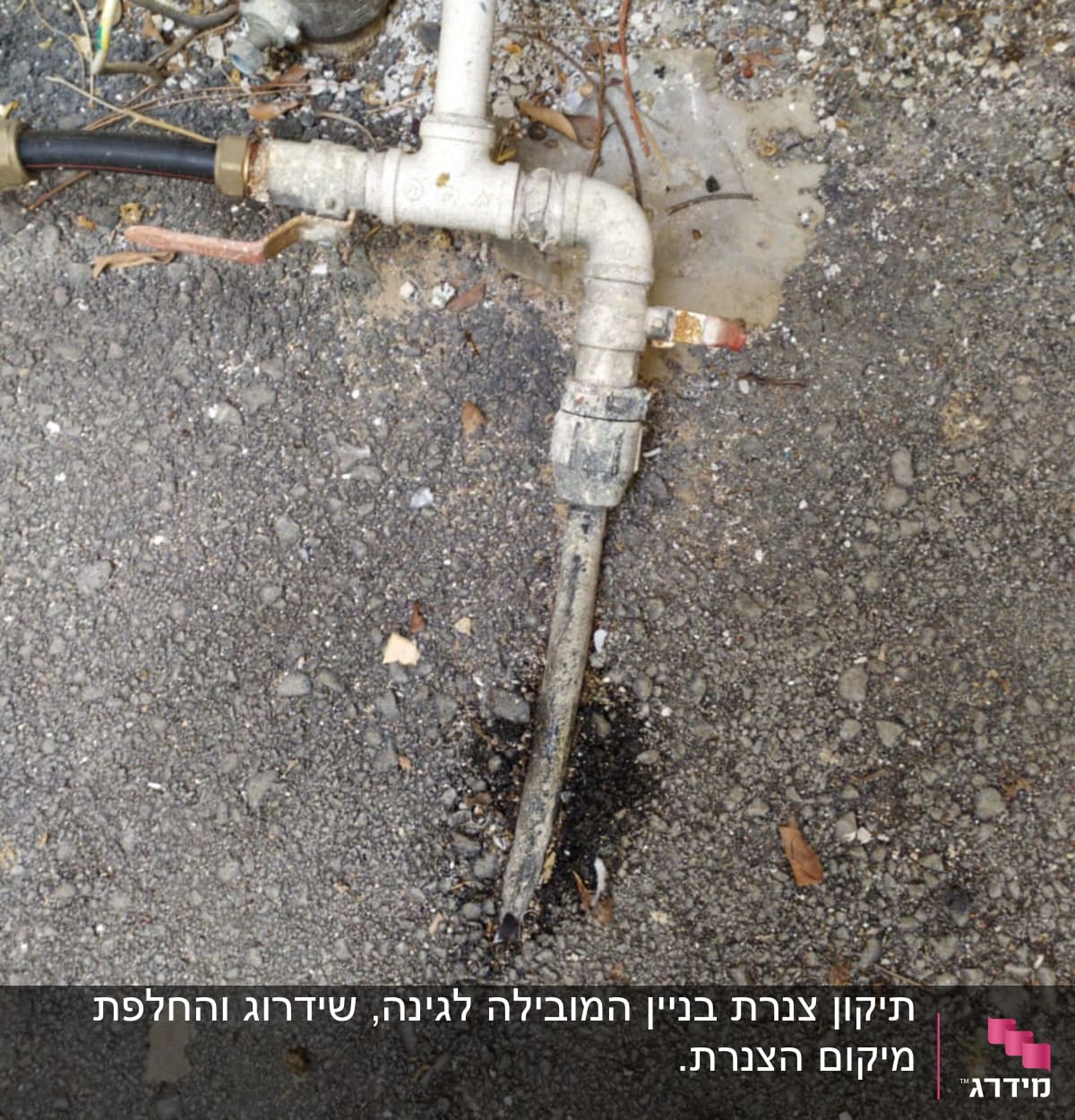 צינור מים עם ברזים וחיבורים על הקרקע